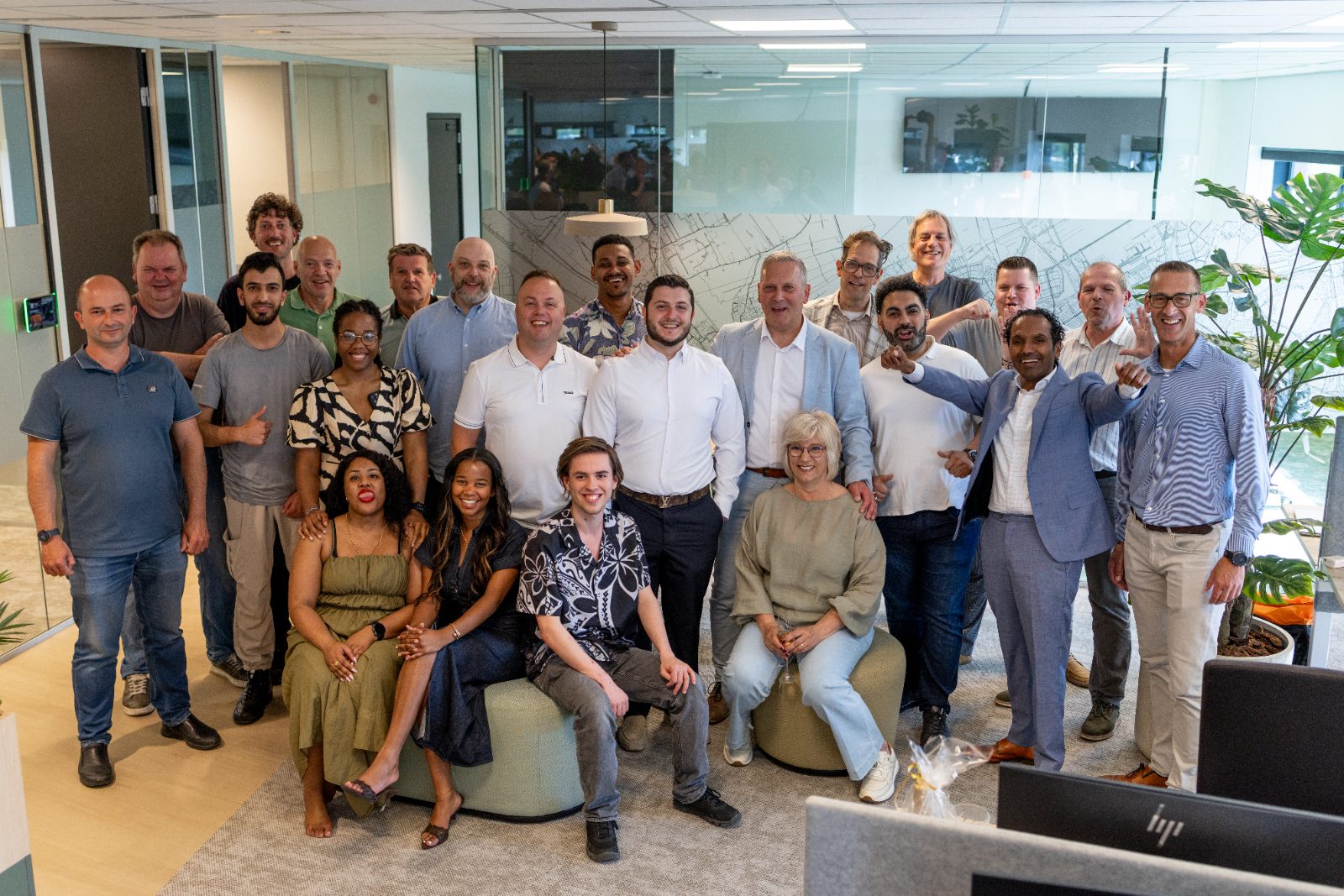 Het complete team van Micros in het Rotterdamse kantoor