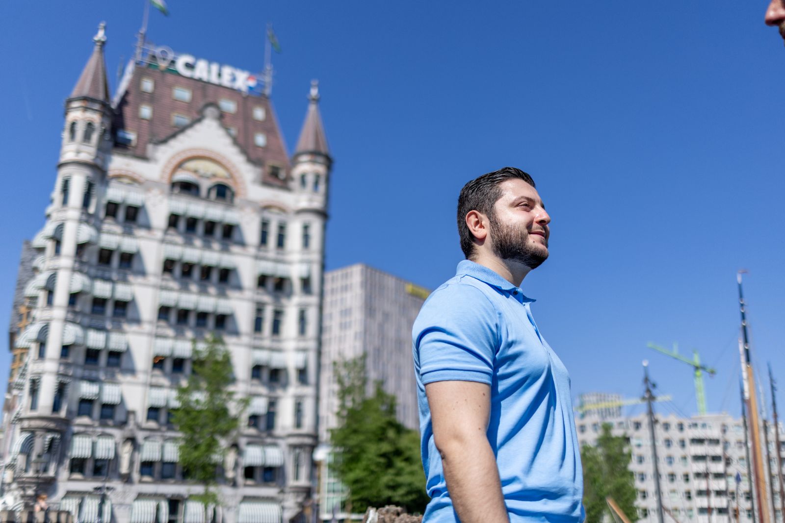 Laaghoekportret van een Micros-medewerker in profiel bij Het Witte Huis in Rotterdam.