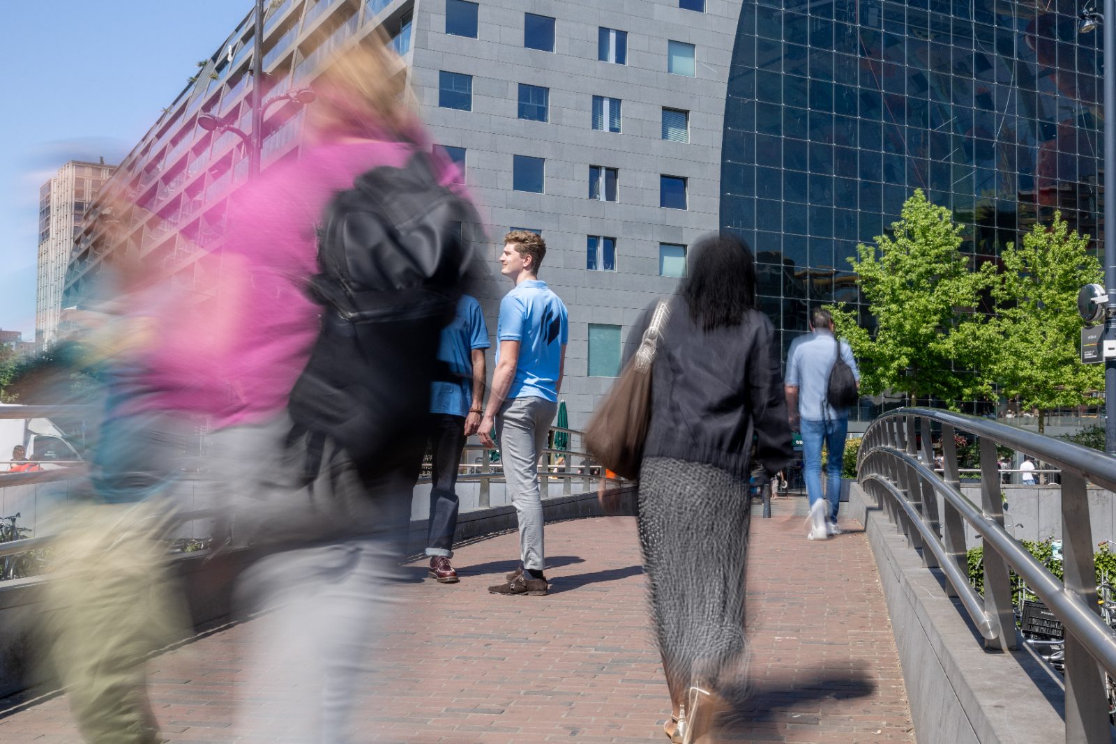 Micros-medewerker onderweg in de Rotterdamse binnenstad