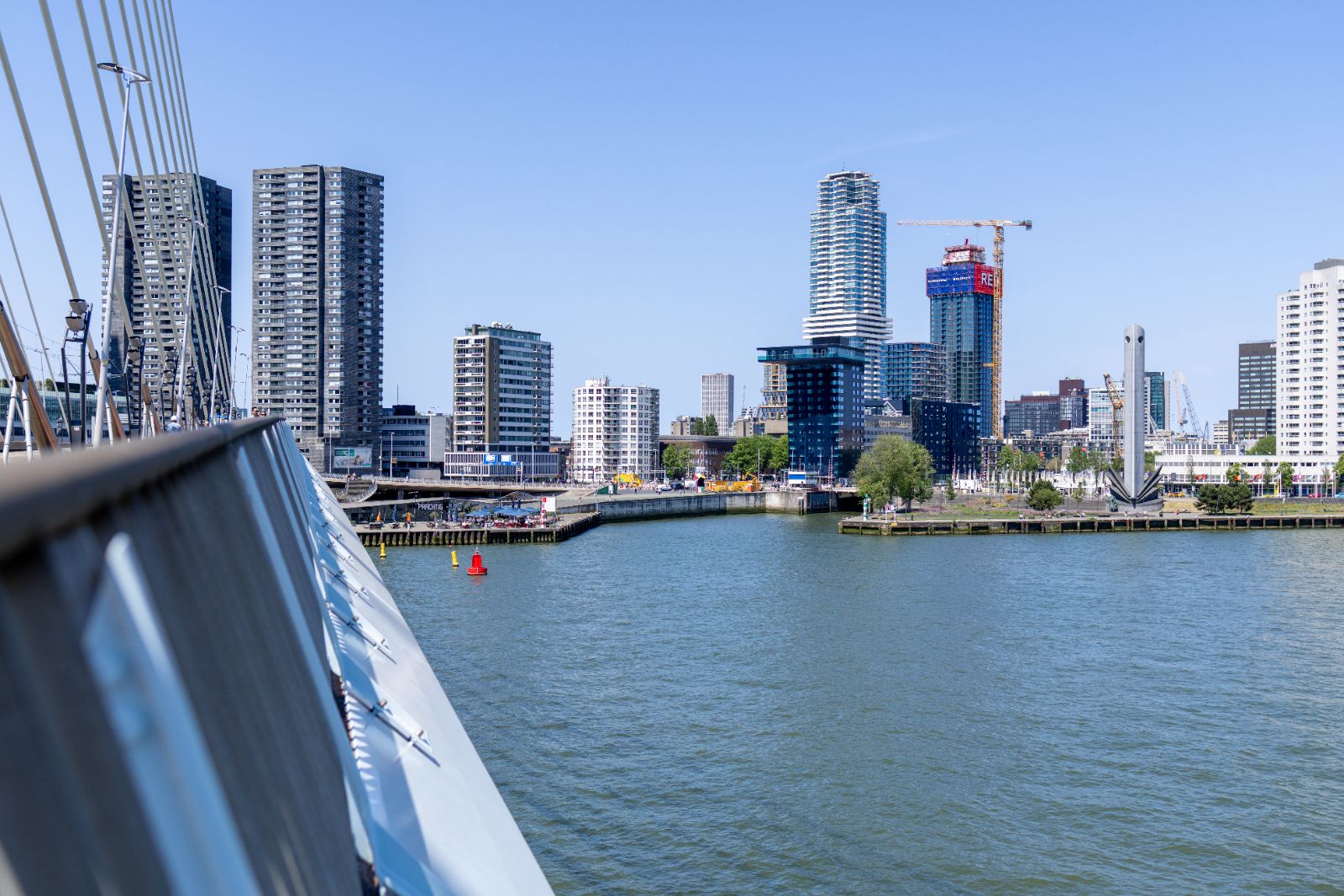 Skyline van de Kop van Zuid in Rotterdam gezien vanaf de Erasmusbrug.